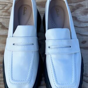Clark’s Women’s Stayso Edge 
Ivory Leather Loafers Size 8